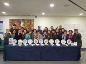 시니어 미술프로그램 묵담반 어르신들이 단체기념 사진을 찍고 있다