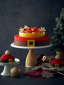 호텔 서울드래곤시티가 딸기 품은 크리스마스 스페셜 케이크를 출시했다