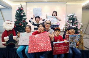 정샘물과 정샘물뷰티 임직원들이 한부모가정과 아동을 위한 크리스마스 파티를 열고 크리스마스 