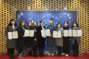 공모전 전체 수상자들과 독거노인종합지원센터 김현미 센터장이 보건복지부 주최 연말 행사 사랑