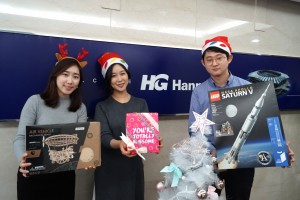 한미글로벌 임직원들이 산타클로스 나눔 경매에 참여하고 기념촬영을 하고 있다