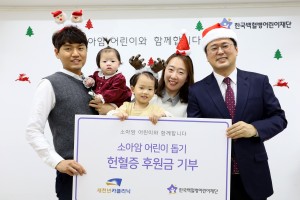 왼쪽부터 새천년카 김선호 대표가 한국백혈병어린이재단 서선원 사무처장에게 헌혈증과 후원금을 