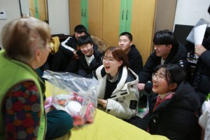 제41기 성민청소년복지학교 참가 학생들이 독거어르신 댁에 방문해 편지를 읽어드리고 있다
