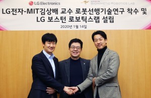 왼쪽부터 LG전자 로봇선행연구소장 백승민 상무와 LG전자 CTO 박일평 사장, MIT 김상