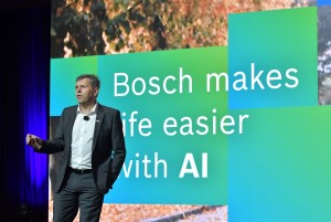 보쉬 이사회 멤버 미하엘 볼레(Michael Bolle)가 CES 2020 보쉬 미디어 컨퍼런스에서 발표하고 있다. 보쉬는 AI와 IoT를 통해 삶을 최대한 편리하고 더욱 안전하게