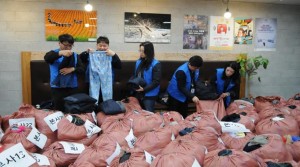 한국환경공단 임직원들이 개발도상국 등에 전달하기 위해 기부받은 의류, 모자, 신발, 가방 