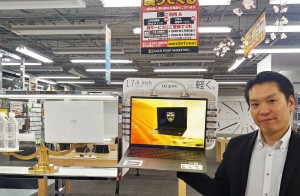 LG전자 모델이 일본 도쿄 신주쿠에 위치한 요도바시카메라 매장에서 2020년형 LG 그램 