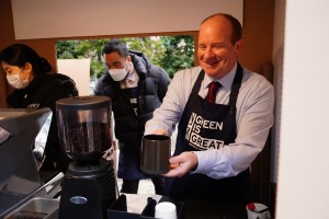 친환경 커피 부스에서 직원들에게 커피를 서빙 중인 주한영국대사관 국제통상부 마이크 웰치 참사관