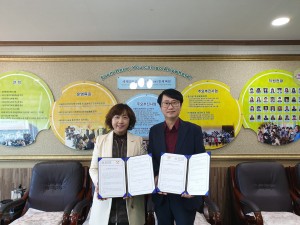 강원외국어교육원 홍광자 원장과 엠글리쉬 이만홍 대표가 업무협약 체결 후 기념사진을 찍고 있
