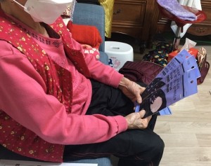성민재가노인복지센터에서 노인맞춤돌봄서비스 대상자에게 마스크를 전달하고 있다