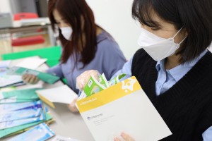 마스크 발송 준비를 하고 있는 한국백혈병어린이재단 직원