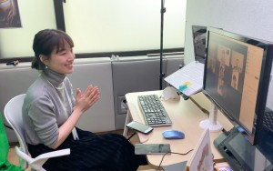온라인 수업으로 진행된 서울장애인종합복지관 푸르메아카데미 담당자가 참여자와 생일 축가를 부