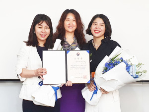 멀츠아시아퍼시픽피티이엘티디 식약처장 표창 수상, 왼쪽부터 마케팅 김소영 부장, 유수연 대표