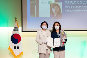 왼쪽부터 이정옥 여성가족부 장관, 권지혜 서울과학기술여성새로일하기센터 센터장이 여성가족부장