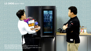 LG전자가 방송인 백종원과 함께 LG 디오스 얼음정수기냉장고의 편리한 신기능을 소개하는 새
