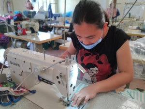 필리핀 사회적기업 익팅 봉제센터에서 코로나19 대응 마스크를 생산하고 있다