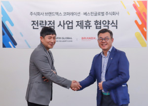 왼쪽부터 브랜드엑스코퍼레이션 강민준 대표이사와 베스핀글로벌 이한주 대표이사가 IoT 기반 