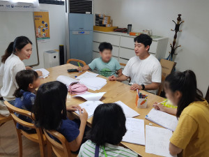 왼쪽부터 한국외대 김민혜 학생, 단국대 홍범의 학생이 지역아동센터에 파견돼 아이들에게 학습