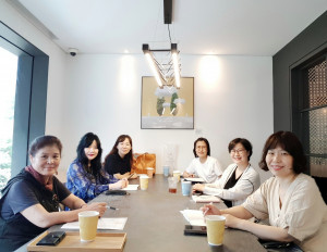 왼쪽에서 두 번째부터 IACC의 최승완, 엄성신, 박양숙, 김윤경, 이선민, 김진영 교강사