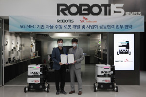 왼쪽부터 로보티즈 김병수 대표와 SK텔레콤 최판철 본부장이 5G MEC 자율주행 로봇 개발