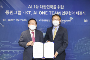 왼쪽부터 박인구 동원그룹 부회장과 구현모 KT 대표가 업무 협약을 체결하고 기념촬영을 하고