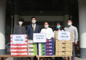 왼쪽부터 두 번째 요진건설산업 이병호 상무와 왼쪽부터 세 번째 한국보육원 이진선 원장이 기념 촬영하고 있다