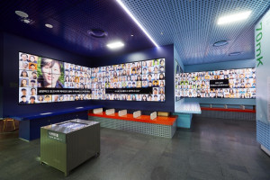 시민청 지하 1층에 위치한 미디어월(담벼락미디어)에서는 66개 모니터를 통해 미디어 아트 