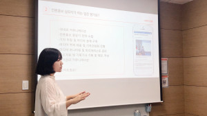 한국사회투자 다홍 실무자가 소셜벤처를 대상으로 언론홍보 실무 교육을 진행하고 있다