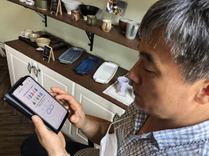 오늘의 두뇌스트레칭365를 체험하고 있는 모습. 경기도 성남시 분당거주 60대 남성(윤상혁). 두뇌스트레칭365는 매일 다른 훈련 내용이 도착하며, 알림톡을 통해 매일 오늘의 스트레칭도착을 알려준다