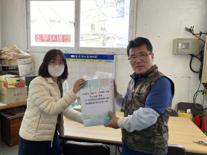 부산광역시도시재생지원센터가 하반기 사회공헌활동 일환으로 사직1동 주민센터에 취약계층 지원을 위한 난방물품과 행복나눔키트를 제작해 전달했다