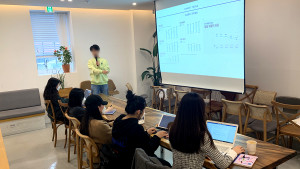 서울 성동구 캐치카페 한양대점에서 기업 현직자가 취업준비생들에게 회사에 대해 설명하고 있다