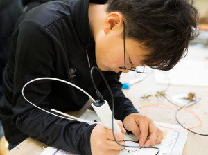 2020년 1월 사회배려대상청소년 동계캠프에 참가한 청소년이 3D펜 체험을 하고 있다
