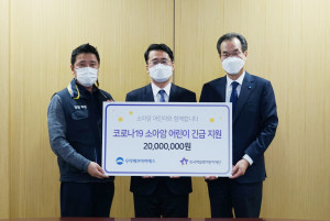 우리FIS 이동연 대표이사(오른쪽)와 김진근 노동조합 위원장(왼쪽)이 한국백혈병어린이재단 