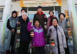 찾아가는 교육에 참가한 거창 죽전마을 주민과 예술감독 신용구