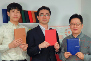 왼쪽부터 석세스컴퍼니 조성곤 대리, 정찬우 대표, 김상경 공동대표가 901플래너를 들고 포즈를 취하고 있다