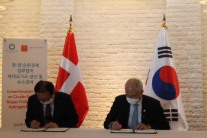 왼쪽부터 장준영 환경공단 이사장, 아이너 옌센 주한덴마크대사가 서울 중구 주한덴마크대사관저에서 ‘순환경제: 바이오 가스 및 그린 수소 생산 분야 협력을 위한 업무 협약식’에 참석해