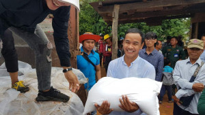 캄보디아 수해민에게 긴급구호를 통해 쌀이 전달되고 있다