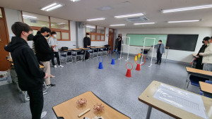 서울 은평구 대성고등학교에서 진행한 미래혁신학교 드론 프로그램에 참가한 학생들이 직접 드론을 조종해보고 있다