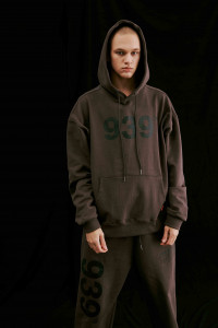 아카이브 볼드의 시그니처 아이템 ‘939로고 후드 셋업’