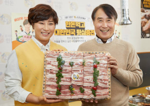 왼쪽부터 박세리 한돈 홍보대사와 하태식 한돈자조금 위원장이 3월 3일 한돈 삼겹살데이 기념