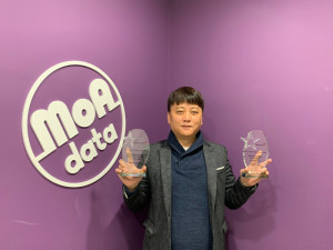 모아데이타 한국 솔라윈즈 담당 권경남 본부장이 최고의 파트너상 트로피를 들고있다