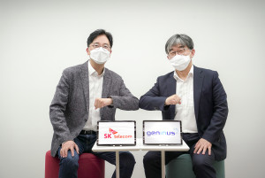 왼쪽부터 김윤 SKT CTO와 박웅양 지니너스 대표가 유전체 분석 AI 알고리즘 개발 및 
