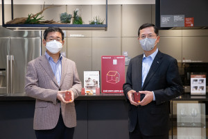 왼쪽부터 강계웅 LG하우시스 대표이사와 임영진 신한카드 사장이 제휴 조인식에서 기념 촬영을