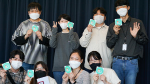 ‘굿바이 HPV’ 캠페인 로고가 부착된 스티커를 들고 있는 임직원들