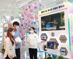 삼성 디지털프라자 삼성대치본점 ‘갤럭시 스튜디오’에서 소비자들이 스마트폰·태블릿·웨어러블 기기 등 다양한 갤럭시 기기와 쉽고 편리하게 연동되는 ‘갤럭시 북 프로’ 시리즈의 혁신적인 연결성을 체험하고 있다