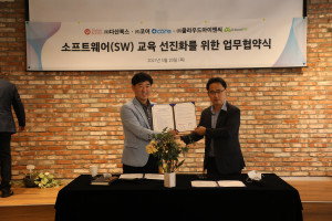 왼쪽부터 다산북스 김선식 대표와 코어, 클라우드아이엔씨 곽제봉 대표
