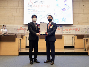 한국IT서비스학회 춘계학술대회에서 기웅정보통신 최병인 대표(오른쪽)가 IT서비스 공로기업인(CEO)상을 수상했다