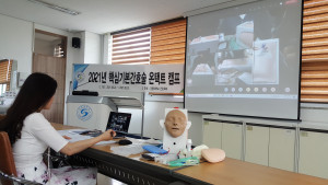강동대 간호학과 학생들이 온라인 실습 교육 프로그램 실습을 하고 있다