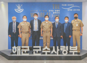STX엔진 박기문 대표이사(왼쪽 세 번째)가 해군 군수 분야의 최고 사령탑인 해군 군수사령