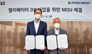 왼쪽부터 KT 박종욱 경영기획부문장 사장과 현대엘리베이터 송승봉 대표이사가 체결식에서 기념